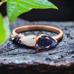 ティアドロップ型ブルーサンドストーンの結婚指輪、ブルーゴールドストーンの婚約指輪、アールデコ調ファイヤーオパールのマッチングジュエリー、女性へのブライダルスタッキングリングギフト
