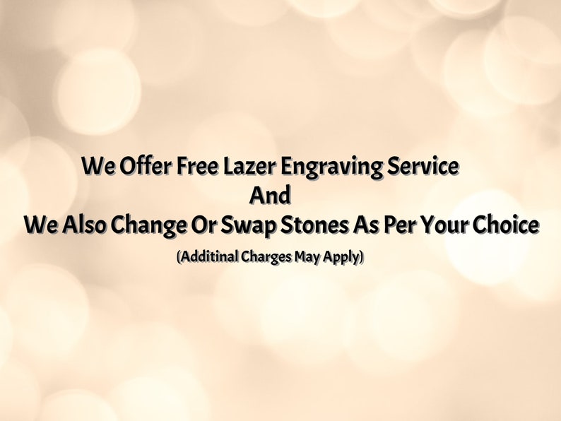 K&ouml;nnte beinhalten: Text auf einem verschwommenen Hintergrund, der lautet: "We Offer Free Lazer Engraving Service And We Also Change Or Swap Stones As Per Your Choice (Additinal Charges May Apply)"