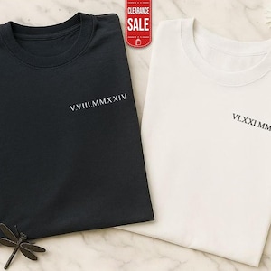 Camiseta personalizada con números romanos, camiseta a juego con iniciales bordadas, regalos para el primer aniversario de bodas, regalos de boda para parejas, regalos para recién casados