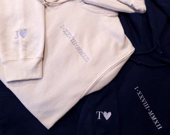 Gepersonaliseerde datum met initialen geborduurde hoodie, aangepaste Romeinse cijfers paren trui, genderneutrale volwassen bijpassende hoody cadeau voor GF BF