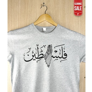 T-shirt imprimé keffieh de carte de la Palestine, chemise de nom de calligraphie arabe de Palestine, t-shirts confortables à col rond pour adultes, livraison gratuite le lendemain au Royaume-Uni