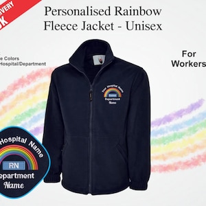Könnte beinhalten: Marineblaue Fleecejacke mit Regenbogen-Design, personalisiert mit Krankenhausname und Abteilung. Mit durchgehendem Reißverschluss und Stehkragen. Der Text "Personalised Rainbow Fleece Jacket - Unisex" ist oben angezeigt.