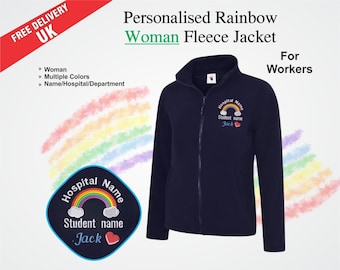 Gestickte Regenbogen-Damen-Fleece-Jacke, gesticktes Regenbogen-Monogramm-Fleece für Krankenschwester, Uniformen für das Pflegepersonal, Pflegegeschenke für Sie