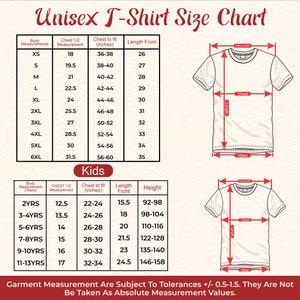 Pu&ograve; includere: Tabella taglie t-shirt unisex con misure in pollici. La tabella include taglie per adulti (XS-6XL) e bambini (2YRS-11-13YRS), con misure di petto, 1/2 petto e lunghezza. Diagrammi illustrano come misurare.
