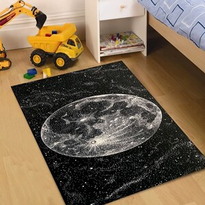 以下が含まれることがあります： 黒い長方形のラグで、白い星に囲まれた、天体の詳細な白いイラストが特徴です。 黄色の玩具ダンプトラックと掘削機が背景にあり、子供部屋を示唆しています。