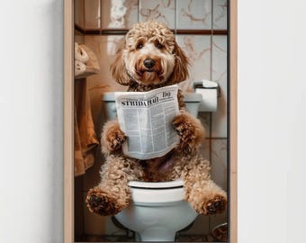 Puede incluir: Una impresión artística enmarcada que muestra a un perro de pelo rizado color marrón claro sentado en un inodoro blanco. El perro sostiene un periódico abierto con el texto "STRIDA" y "DO" visible en la portada. El fondo muestra paredes alicatadas.
