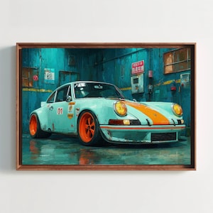 Può includere: Un'opera d'arte incorniciata raffigura un'auto sportiva d'epoca in uno schema di colori turchese e arancione. L'auto ha ruote arancioni e una striscia da corsa. Lo sfondo è un ambiente garage turchese con vari dettagli.