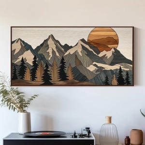 Puede incluir: Una pieza de arte mural rectangular de madera que presenta un paisaje en capas de picos montañosos y árboles de hoja perenne. El diseño incluye un gran sol circular en tonos marrones cálidos, con texturas de vetas de madera claras y oscuras.