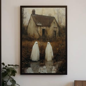 Peut inclure: Une impression d'art mural encadrée représentant deux silhouettes de fantômes blancs debout dans un étang sombre et trouble devant une vieille maison décrépite avec une cheminée. La scène est rendue dans des tons sépia avec des arbres nus.