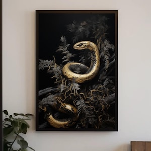 Può includere: Una stampa artistica da parete incorniciata raffigurante un serpente color oro metallizzato avvolto tra un fogliame scuro e dettagliato. Il serpente presenta un aspetto squamoso e testurizzato su uno sfondo nero profondo e contrastato.