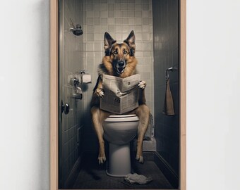 Puede incluir: Una impresión de arte mural enmarcada que muestra a un perro pastor alemán sentado en un inodoro blanco en un baño con azulejos. El perro sostiene un periódico abierto con ambas patas delanteras, mirando hacia adelante con expresión alerta.