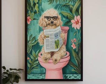 Op de afbeelding: Een ingelijste muurkunstprint met een lichtbruine hond met krullend haar en een bril met zwart montuur, zittend op een roze toilet terwijl hij een krant leest. De achtergrond toont weelderig groen tropisch gebladerte en grote roze bloemen.