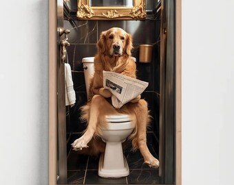 Puede incluir: Una impresión artística enmarcada que muestra a un golden retriever sentado erguido en un inodoro blanco en un baño con azulejos de mármol negro. El perro sostiene un periódico abierto con sus patas delanteras. Un marco dorado cuelga en la pared.