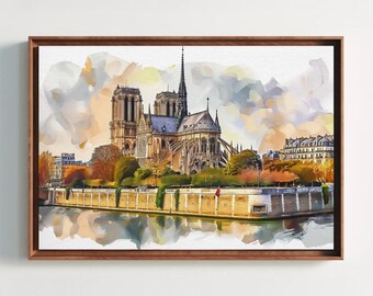 Op de afbeelding: Een ingelijst aquarel van de Notre-Dame kathedraal in Parijs, met gotische architectuur, een hoge torenspits en stenen muren langs de Seine, tegen een zachte, bewolkte lucht met herfstbladeren in warme oranje en gele tinten.