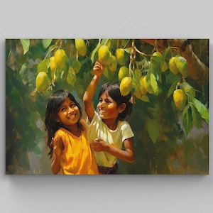 Op de afbeelding: Een levendig schilderij toont twee jonge meisjes die glimlachen en naar rijpe, gele mango's grijpen die aan een boom hangen. De meisjes dragen gele en witte shirts, tegen een weelderige groene achtergrond, en leggen een moment van vreugde en de overvloed van de natuur vast.