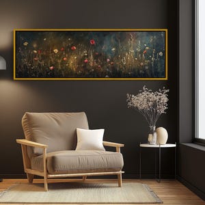 Puede incluir: Una pieza de arte mural rectangular panorámica que muestra una escena de pradera oscura y melancólica con flores silvestres rojas, blancas y amarillas dispersas sobre un fondo profundo y sombrío, enmarcada en un fino marco de metal dorado.
