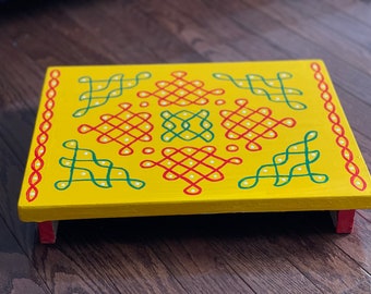 Handgemachte Puja Peeta: Kolam Manai Pooja Stand, Housewarming Decor