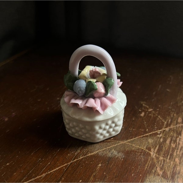 Vintage kleine Porzellan-Blumen-Korb-Ring-Halter-Box, Keramik-Schmuckkästchen