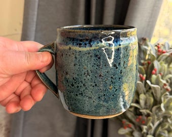 Handgemaakte aardewerkmok van aardewerk, rustieke boerderijkoffiekop