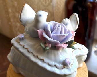 Scatola portagioie vintage in porcellana a forma di cuore con coperchio a forma di colombe e rose / Piccolo portagioie