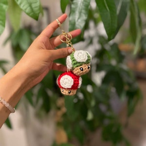 Gehäkelte Pilz Schlüsselanhänger, Geschenk für Mario Bros Fan, rot grün Power Up Anhänger, DIGITAL / HÄKELANLEITUNG
