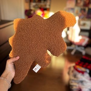 恐竜ナゲットをモチーフにしたぬいぐるみクッション - お子様、プレイルーム、キッチン、居心地の良い空間にぴったりの、キュートでグルメなインテリア - 恐竜とスナック好きのあなたに