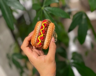 Chaveiro de cachorro-quente feito à mão em crochê, pingente de fast food com efeito aerográfico.