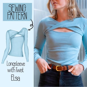 Könnte beinhalten: Hellblaues Langarm-Top mit Twist-Design und Ausschnitt. Das Top wird mit dunkelblauen Jeans und einem braunen Gürtel kombiniert. Das Bild enthält auch eine Nähmaschinenmuster-Illustration mit dem Text "SEWING PATTERN" und "Longsleeve with Twist Elsa".