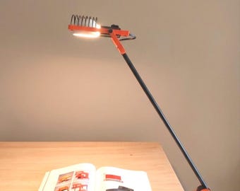 Orangefarbene Artemide-Tischleuchte „Sintesi Morsetto“ aus den 1970er Jahren