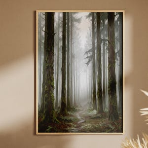 Puede incluir: Una impresión de arte mural rectangular vertical que muestra una escena de bosque denso con troncos de árboles altos y oscuros cubiertos de parches de musgo verde. Un sendero estrecho y sinuoso conduce al fondo brumoso y luminoso, enmarcado en madera clara.