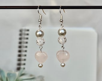 Pendientes de corazón de perla de cuarzo rosa - Y2K Coquette Heart Pendientes hechos a mano Pendientes con cuentas de vidrio Regalo para ella