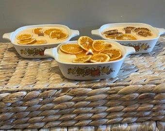 Sartén pequeña vintage CorningWare Spice of Life con vela nueva hecha a mano con aroma a "Corona de Otoño". 5,5 x 5,5 x 1,75 pulgadas. Una vela.
