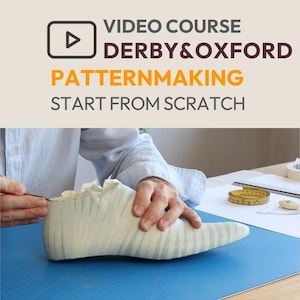 Puede incluir: Anuncio de un curso en vídeo sobre patronaje Derby & Oxford. La imagen muestra a una persona trabajando en una horma de zapato. El texto "PATTERNMAKING START FROM SCRATCH" está en naranja y blanco. Se ve una cinta métrica y otras herramientas.