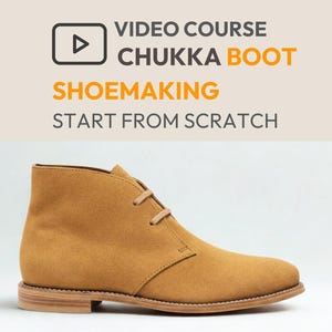 May include: A tan suede chukka boot with light-colored laces and a light brown sole. The image includes text that reads "VIDEO COURSE CHUKKA BOOT SHOEMAKING START FROM SCRATCH".