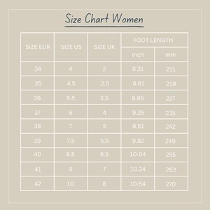 K&ouml;nnte beinhalten: Eine beige Tabelle mit dem Titel "Size Chart Women", die Schuhgr&ouml;&szlig;en-Umrechnungen f&uuml;r EUR, US und UK-Gr&ouml;&szlig;en zeigt. Die Fu&szlig;l&auml;nge wird in Zoll und Millimetern angegeben, von 211 mm bis 270 mm.