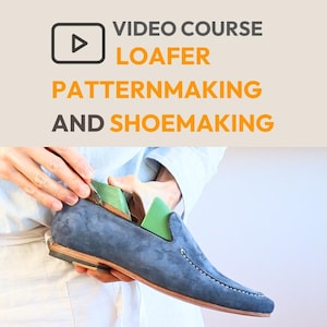 Puede incluir: Primer plano de un mocasín de ante azul con costuras blancas y una plantilla verde. La persona sostiene el zapato. La imagen también contiene el texto "VIDEO COURSE LOAFER PATTERNMAKING AND SHOEMAKING".