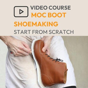 Puede incluir: Una bota mocasín de cuero marrón con costuras blancas y suela blanca está siendo trabajada. La imagen incluye el texto "VIDEO COURSE MOC BOOT SHOEMAKING START FROM SCRATCH".