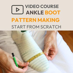 Puede incluir: La imagen muestra un curso en vídeo sobre la creación de patrones de botines. Una persona mide un molde de pie blanco con una cinta métrica amarilla y un lápiz verde. El texto de la imagen dice "VIDEO COURSE ANKLE BOOT PATTERN MAKING START FROM SCRATCH."