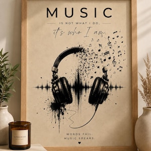 Puede incluir: Una lámina decorativa enmarcada sobre fondo beige con auriculares negros, un gráfico de onda sonora y notas musicales. El texto dice: MUSIC IS NOT WHAT I DO, it's who I am. WORDS FAIL. MUSIC SPEAKS. El diseño incluye salpicaduras de tinta negra.