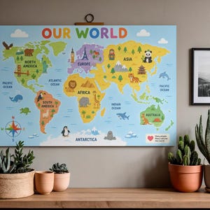 Puede incluir: Un mapa mural rectangular titulado Our World que presenta continentes coloridos, océanos e ilustraciones de animales y monumentos. El mapa muestra América del Norte, América del Sur, Europa, África, Asia, Australia y la Antártida con una rosa de los vientos.