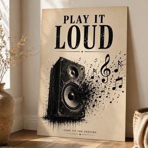 Pode incluir: Uma impressão de arte retangular em fundo bege com uma ilustração preta de um alto-falante emitindo notas musicais. O texto no topo diz PLAY IT LOUD em letras pretas em negrito, e na parte inferior diz TURN UP THE FEELING.
