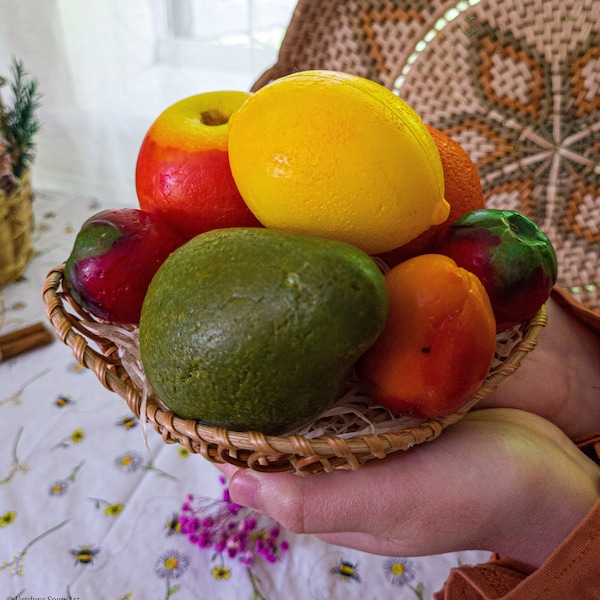 Collection de fruits de printemps (savon 7 pièces), savons de fruits faits à la main dans un panier pour la décoration intérieure, savons réalistes au parfum de fruits comme élément de décoration de chambre