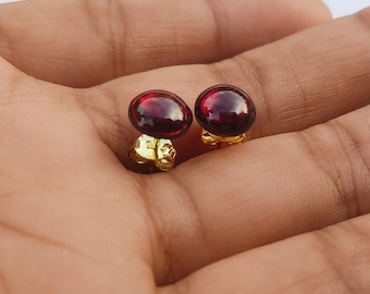Pendientes de granate hechos a mano en oro amarillo de 18 quilates (8 x 8 mm)