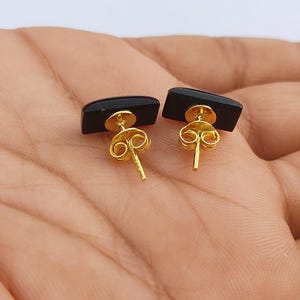 ブラックオニキス 18Kゴールドスタッドピアス：ハンドメイドの宝石ジュエリー