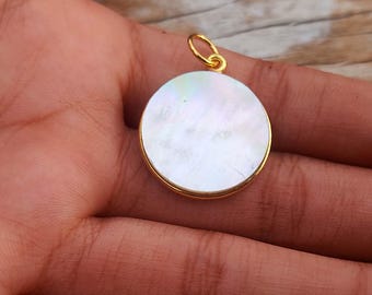 Colgante artesanal de nácar: Piedra preciosa bañada en oro y plata de ley 925.