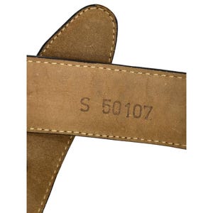 Puede incluir: Un juego de tres tazas de cer&aacute;mica con acabado mate moteado. Las tazas son de color crema, gris claro y gris oscuro. Cada taza tiene un dise&ntilde;o simple y minimalista, ideal para caf&eacute; o t&eacute;.