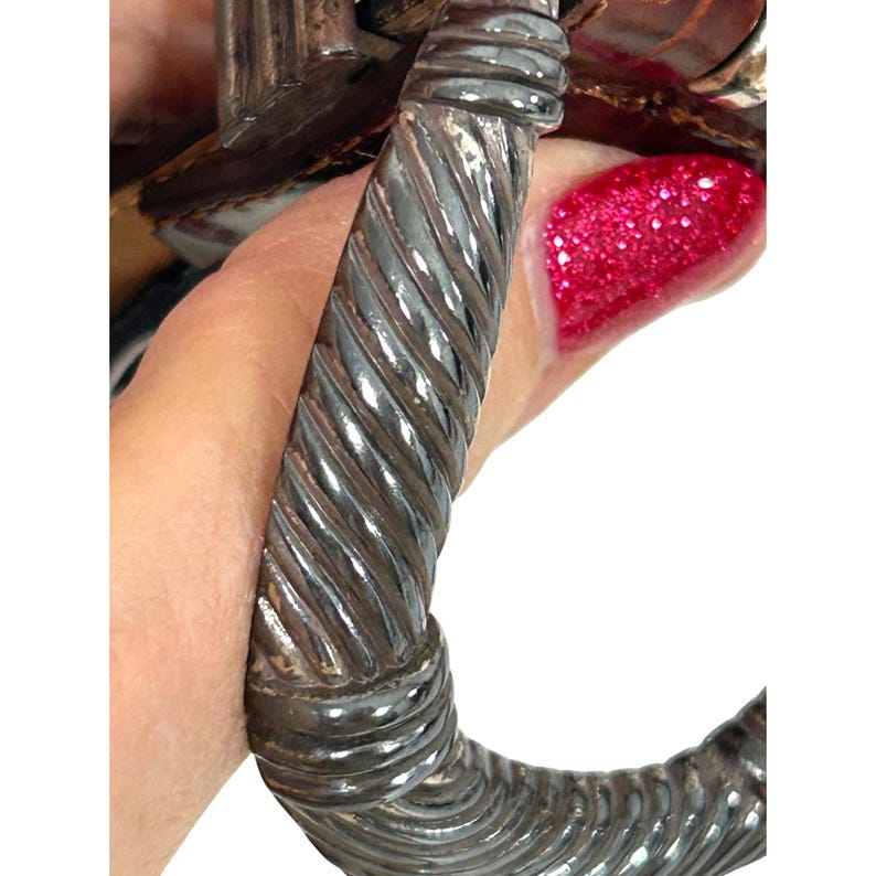 Cinturón vintage Brighton talla S, piel de cocodrilo marrón, hebilla de cuerda trenzada plateada, 1994, ajustable. imagen 12