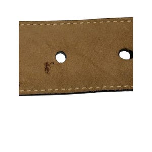 Puede incluir: Una taza de cer&aacute;mica blanca con un asa negra y el texto "But First, Coffee" en negro, con una fuente de estilo manuscrito. La taza est&aacute; sobre una superficie blanca.