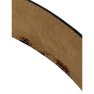 Puede incluir: Un conjunto de tres jarrones de cer&aacute;mica de diferentes alturas y formas. El jarr&oacute;n m&aacute;s alto es de color beige claro, el del medio marr&oacute;n oscuro y el m&aacute;s peque&ntilde;o blanco moteado. Cada jarr&oacute;n tiene un acabado liso y mate.