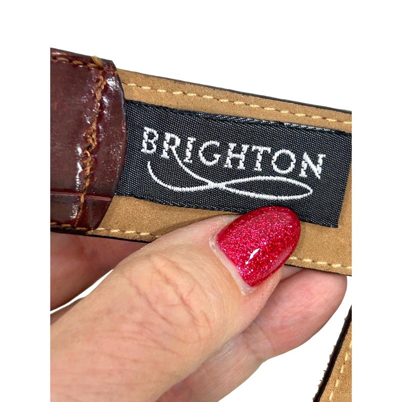 Cinturón vintage Brighton talla S, piel de cocodrilo marrón, hebilla de cuerda trenzada plateada, 1994, ajustable. imagen 2